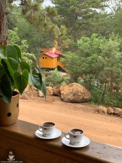 What could be more relaxing than drinking coffee with friend at the top of mountains.